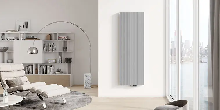 Minimalistisches Wohnzimmer mit weißem Heizkörper Kermi Niva T21 an der Wand.